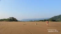 Hamparan Pasir Pantai Pancer Door Yang Membentang