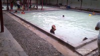 Berendam dengan pemandangan gunung