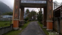 Gerbang masuk menuju pemandian Rindu Alam Resort