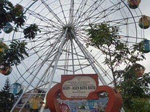 Akhir Pekan, Habiskan Malam di Alun-alun Kota Batu