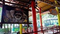 Ada bus safari yang disediakan untuk para pengunjung