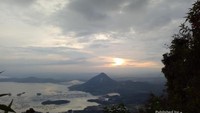 melihat sunrise dari Gunung Lembu