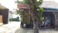 Halaman depan gudeg Yu Djum lengkap dengan pohon nangkanya