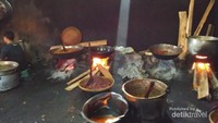 Kegiatan memasak di dapur gudeg Yu Djum