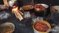 Kayu bakar sebagai bahan bakar tungku gudeg Yu Djum