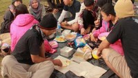 Asyiknya makan bersama saat kemping