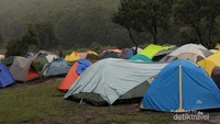Puluhan tenda warna-warni menghiasi Pondok Saladah