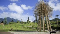 Tugu Bambu yang menyambut pengunjung
