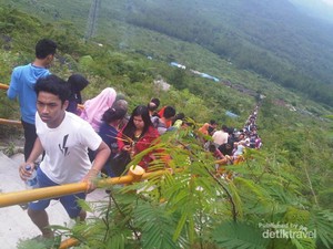 Akhir Pekan Mendaki 620 Anak Tangga ke Puncak Galunggung
