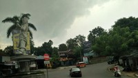 Ini simpang jalan menuju obyek wisata Jatiluhur yang dihias oleh patung salah satu tokoh wayang