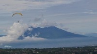 gunung salak di kala sore, terlihat paralayang merutinitas
