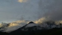 semburat langit pagi kawasan puncak berbalut kabut