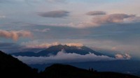 kerucut gunung salak ketika pagi di lihat dari puncak
