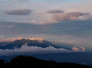 Akhir Pekan, Nikmati Pemandangan Gunung Salak dari Puncak