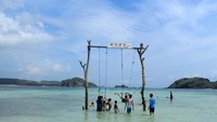 Banyak spot menarik di pantai indah ini