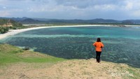 Garis pantainya panjang dan memiliki ombak yang tenang