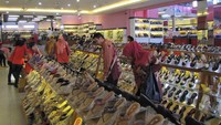 Tajur juga menjual sendal, sepatu, dompet dll (Fitraya/detikTravel)