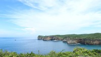 Tebing bukit yang langsung mengarah ke laut