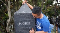 Tugu yang menandakan puncak Gunung Gede.