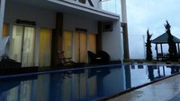 Rasakan sejuknya berenang di kolam renang ini