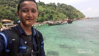 Saya berfoto dengan latar pulau