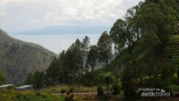Di kejauhan terlihat Danau Toba