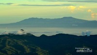 Dari puncak Cikuray terlihat Gunung Burangrang dan Tangkubanparahu