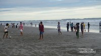 Berbagai kegiatan dilakukan pengunjung pada sore hari