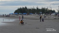 Penjual makanan juga meramaikan Pantai Panjang