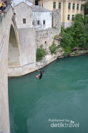 Aksi Nekat Lompat dari Jembatan di Bosnia