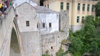 Salah satu tradisi di Mostar, Bosnia Herzegovina adalah melompat dari Jembatan Stari Most setinggi 15 meter ke Sungai Neretva yang suhunya 9 derajat Celcius. Sang pelompat butuh nyali besar dan uang sumbangan wisatawan.