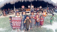 Bermain dengan anak Desa Pau  yang ramah