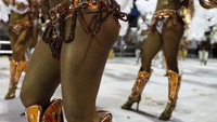 Festival ini menginspirasi festival sejenis yang kolosal dan baju warna-warni. (Foto: REUTERS/Paulo Whitaker).