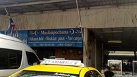 Gerai makanan halal di Pasar Terapung Damnoen Saduak.