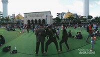 Alun-alun yang bersih dan nyaman membuat pengunjungnya betah berlama-lama di sini