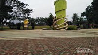 Tugu Clorot, Manggis, dan Durian