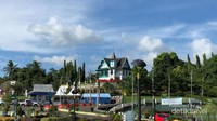 Villa Yuliana dilihat dari alun-alun watansoppeng.