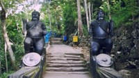 Patung Selamat Datang di Goa Gong