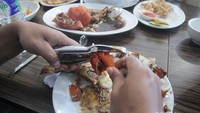 Menikmati kepiting saus tiram di Dapoer Belitung