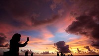 Memfoto sunset di Sawarna (Foto: Ari Saputra/detikFoto)