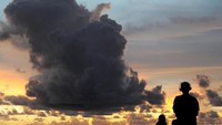 Sunset dan musik merdu di earphone (Foto: Ari Saputra/detikFoto)