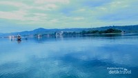 Begitu bening dan birunya Pantai Ambon