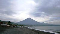 Pantai Amed dengan pemandangan Gunung Agung