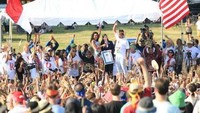 Guiness world record-permainan angklung dengan jumlah peserta 5000 orang lebih
