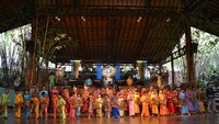 Keceriaan orkestra angklung anak yang lucu-lucu