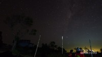 Demi kesehatan: foto dengan selimutpun jadi pilihan. Anginnya brrrrr. Tip, pilih selimut yang lucu biar fotogenic misalnya kain tenun!