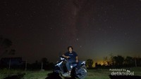 Ibas, bergaya di atas motornya. Perjalanan yang sedikit melelahkan terbayar dengan pemandangan mrnakjubkaan.