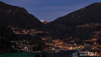 Pemandangan Andorra la Vella di malam hari