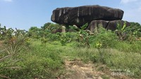 Batu yang menyerupai hewan kodokdi luar sebelum memasuki pintu gerbang Pantai Remodong Belinyu