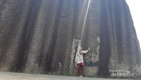 Batu berbentuk dinding tinggi